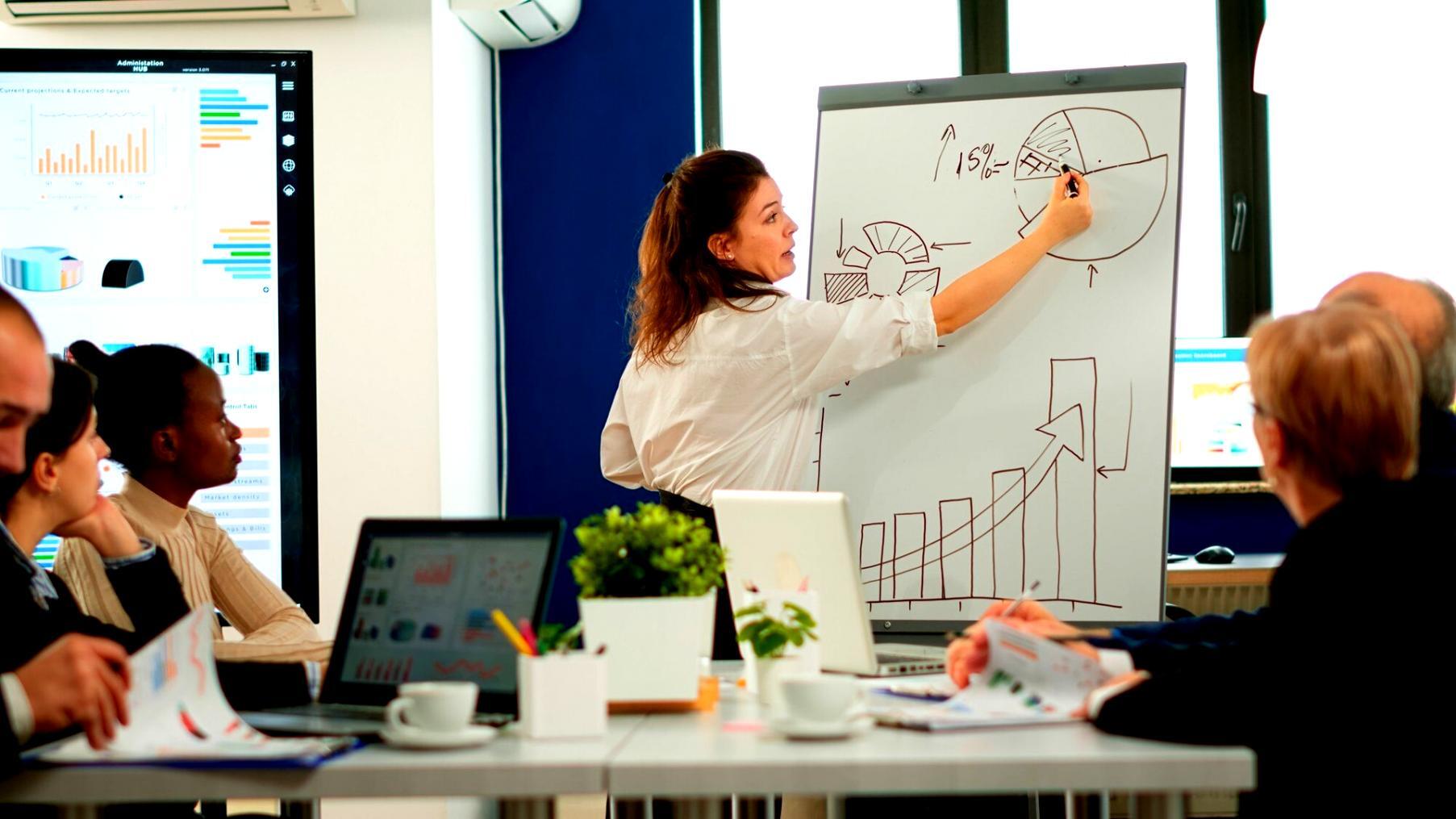 Modernes Büroumfeld mit Fokus auf Teamarbeit